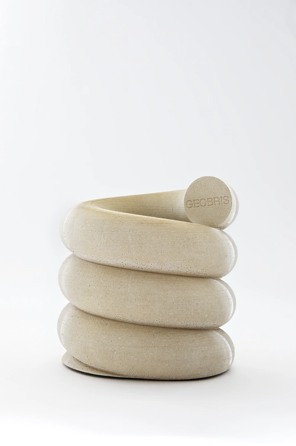 Ein Objekt aus GEOBRIS, ein nachhaltiger Baustoff entwickelt von Yana Zschiedrich. Mitentwicklung der Gießform, Gieß- und Entformungsarbeit vom Designer Alexander Skowronski.