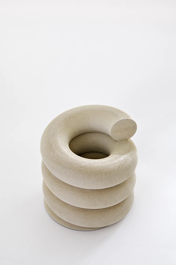 Ein Objekt aus GEOBRIS, ein nachhaltiger Baustoff entwickelt von Yana Zschiedrich. Mitentwicklung der Gießform, Gieß- und Entformungsarbeit vom Designer Alexander Skowronski.