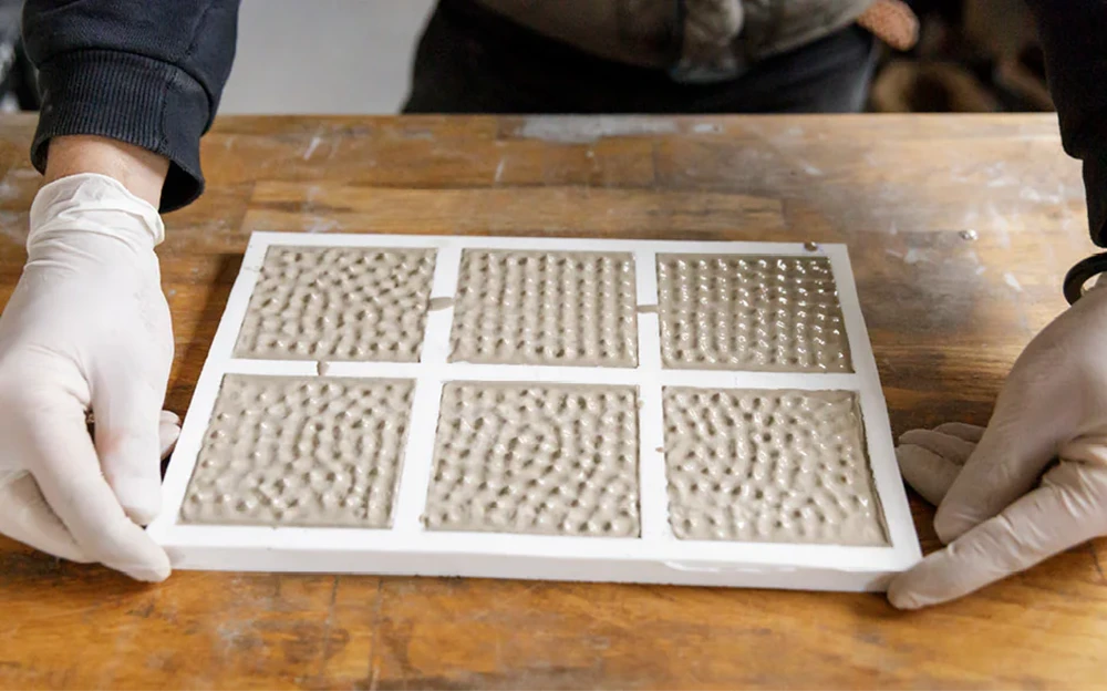 Formbau und Serienfertigung der RheinGold und RheinPur Kacheln aus Beton durch den Designer Alexander Skowronski im Auftrag von der Werbeagentur Lehn.Stein.