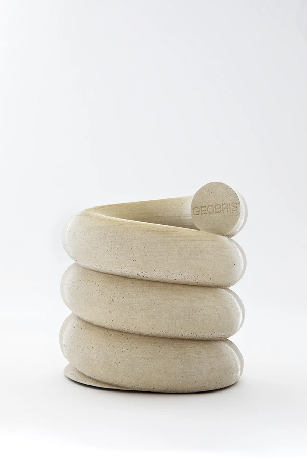 Objekt aus dem Baustoff Geobris von Yana Zschiedrich. Formbau und Guss durch den Leipziger Designer Alexander Skowronski.