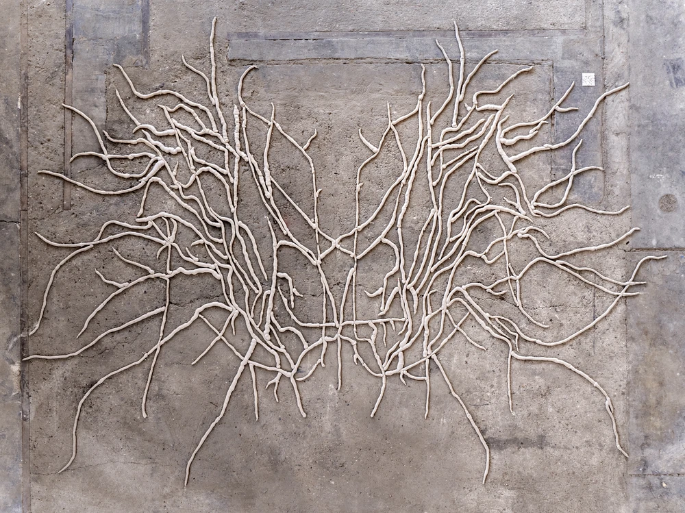 Bodenarbeit Hyb.Obj.2024.03 von Yana Zschiedrich aus gießbarer Rezeptur von Geobris, einem nachhaltigen Baustoff aus Mehlwurmkot